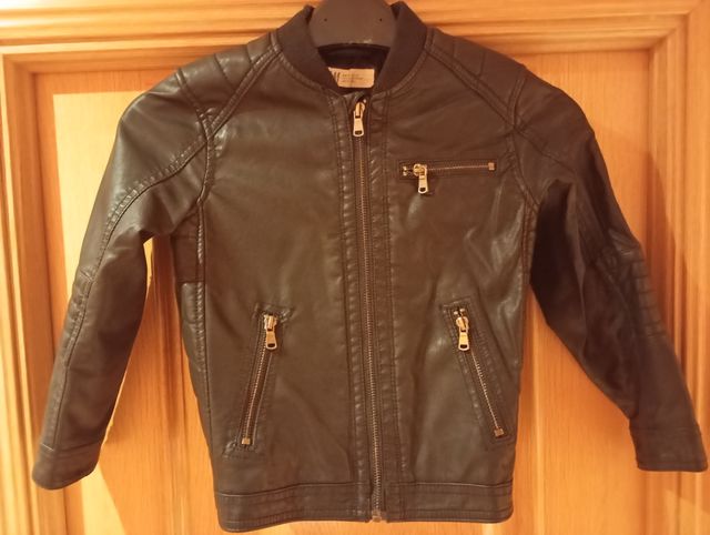 Chaqueta H&M niño cuero negro T. 5-6 años