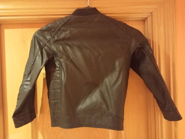 Chaqueta H&M niño cuero negro T. 5-6 años