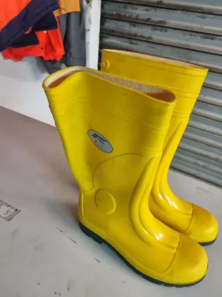 Stivali gialli da acqua antinfortunistica