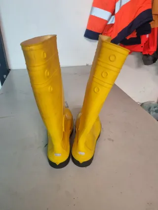 Stivali gialli da acqua antinfortunistica