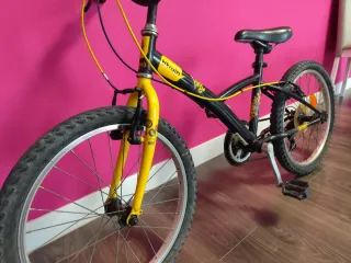Bicicleta infantil Btwin negra y amarilla