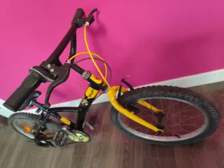 Bicicleta infantil Btwin negra y amarilla