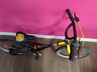 Bicicleta infantil Btwin negra y amarilla