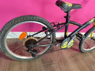 Bicicleta infantil Btwin negra y amarilla