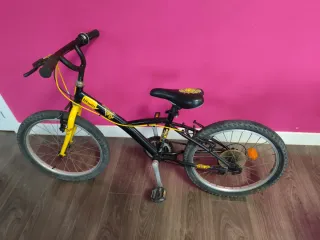 Bicicleta infantil Btwin negra y amarilla