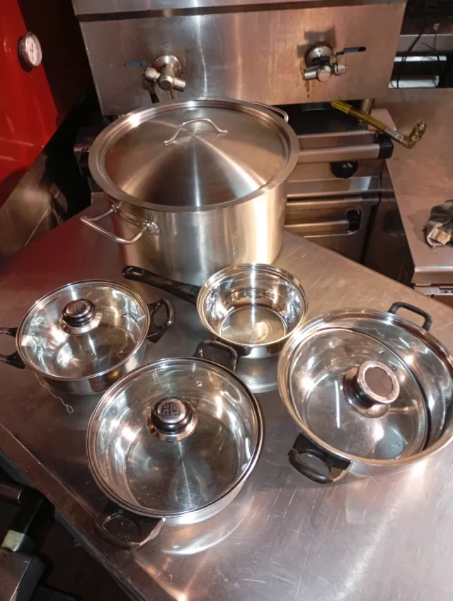 4 Ollas de Metal y Cristal