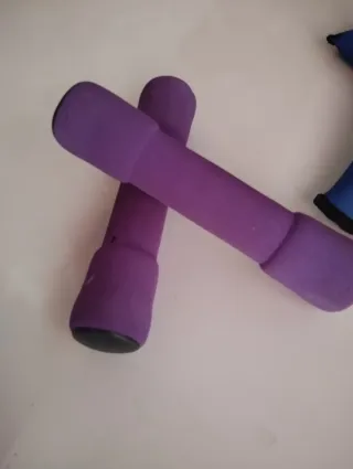 Mancuernas moradas con agarre