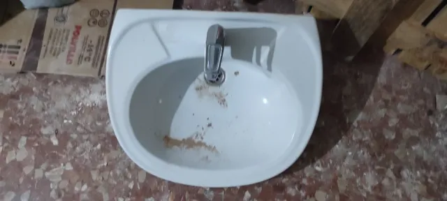 Lavabo de cerámica con grifo metálico