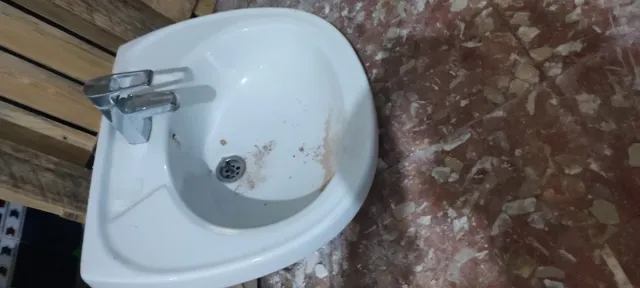 Lavabo de cerámica con grifo metálico