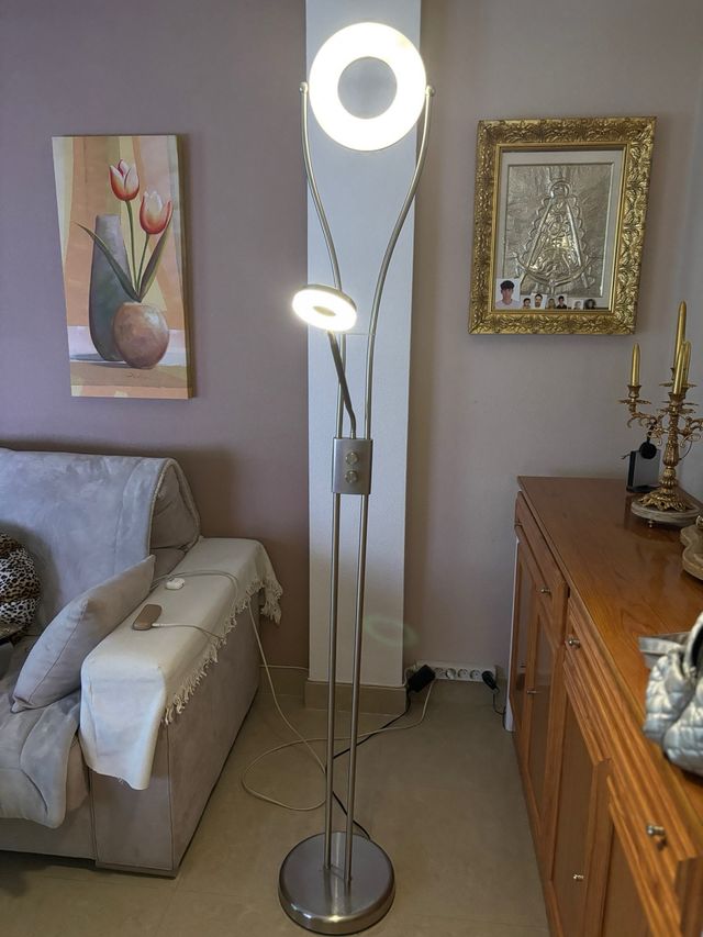 Lámpara de pie de LED con lector dorado