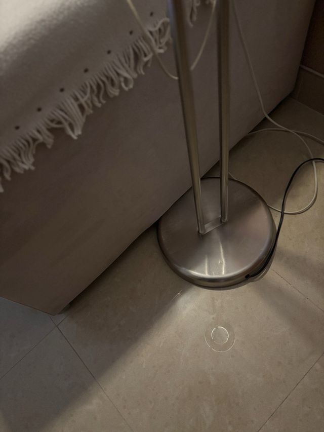 Lámpara de pie de LED con lector dorado