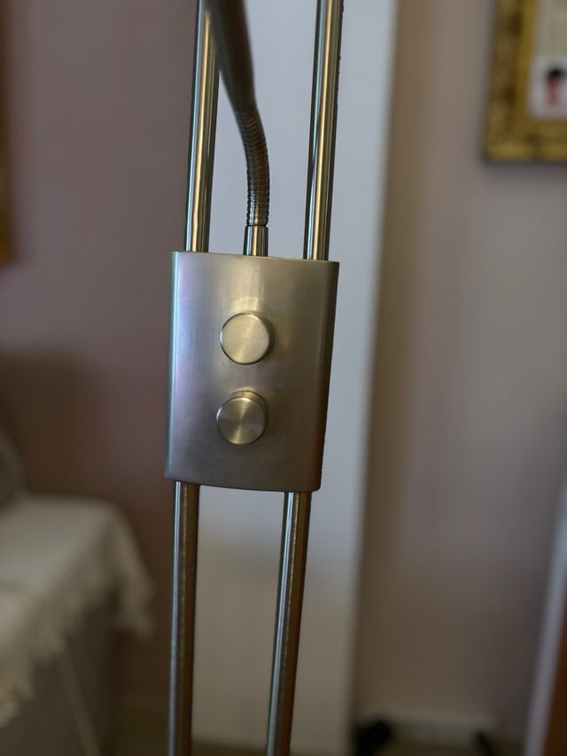 Lámpara de pie de LED con lector dorado