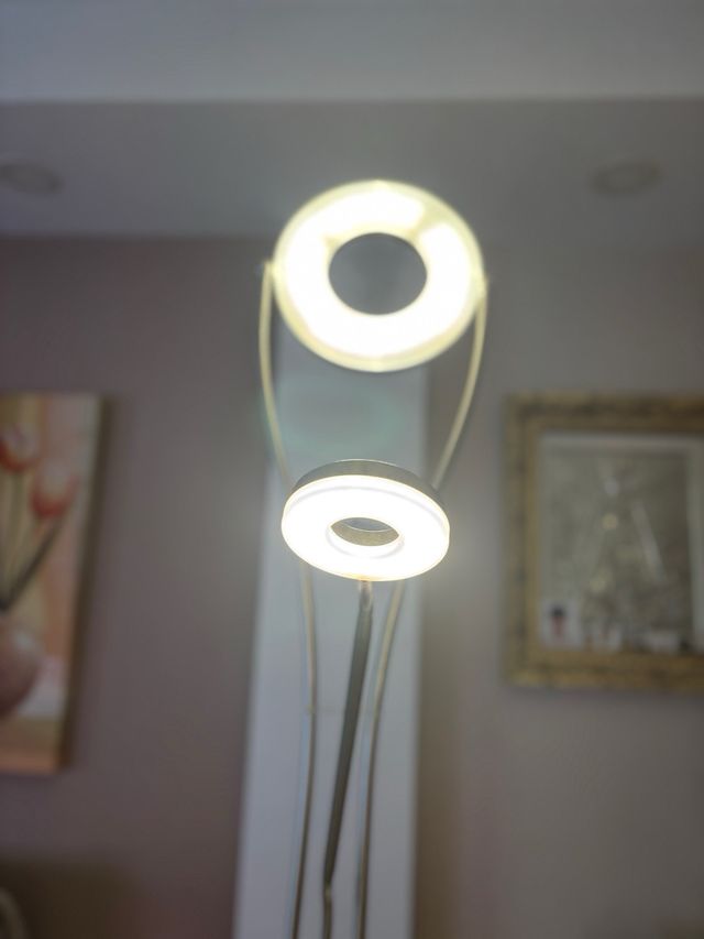Lámpara de pie de LED con lector dorado