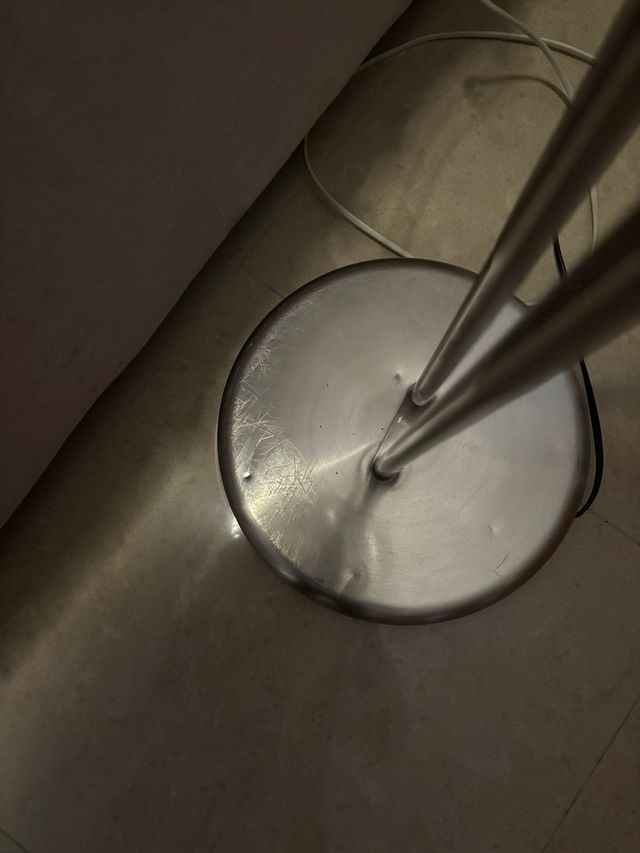 Lámpara de pie de LED con lector dorado