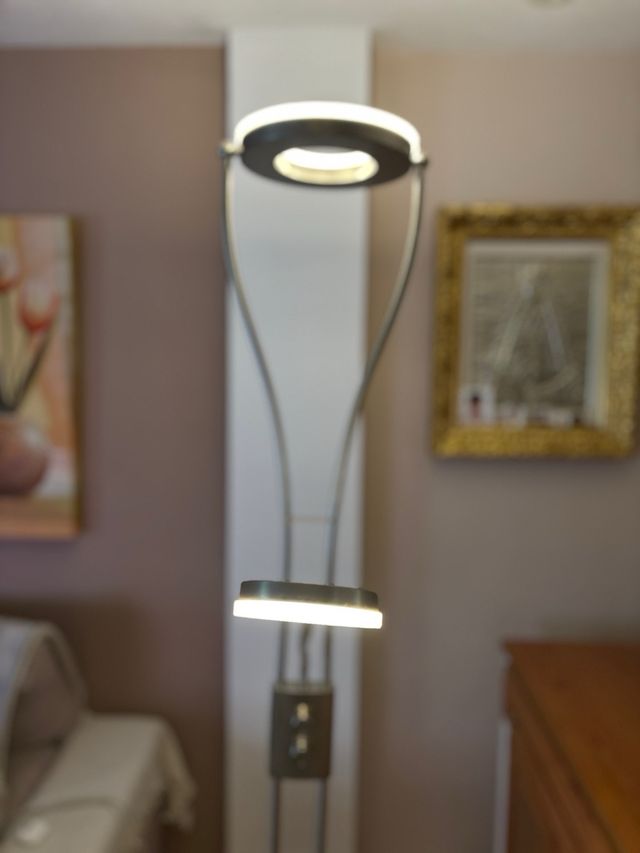 Lámpara de pie de LED con lector dorado