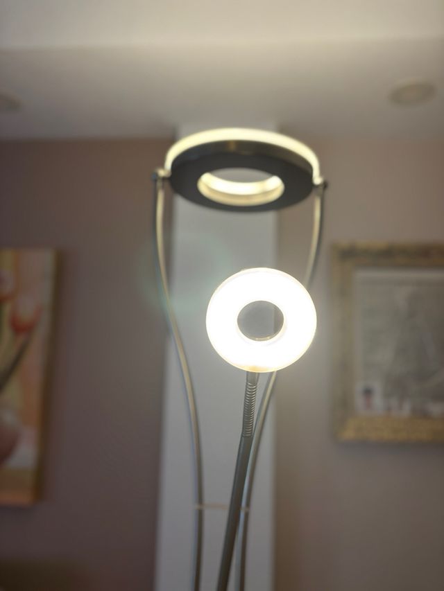 Lámpara de pie de LED con lector dorado