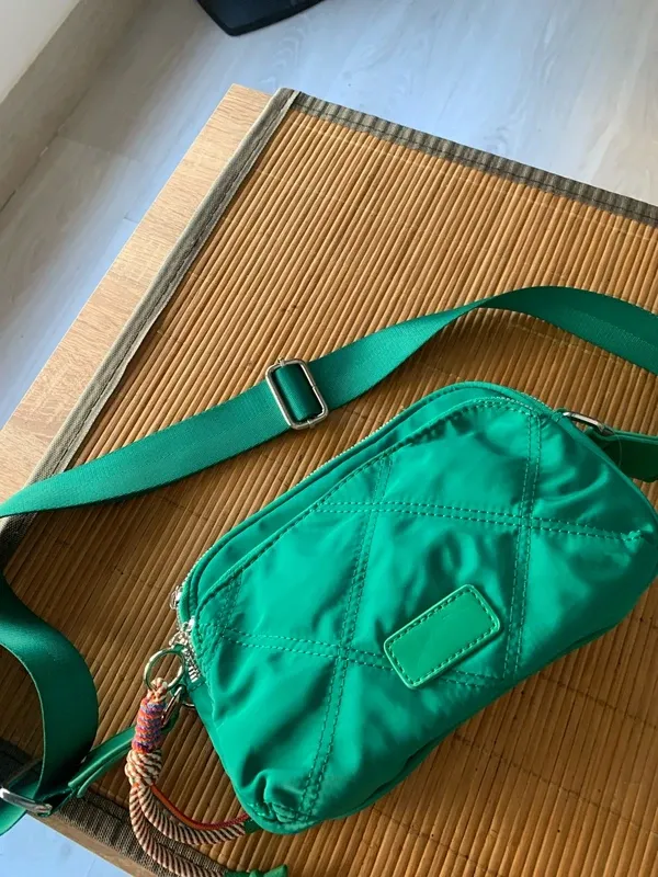 Bolso pequeño verde acolchado