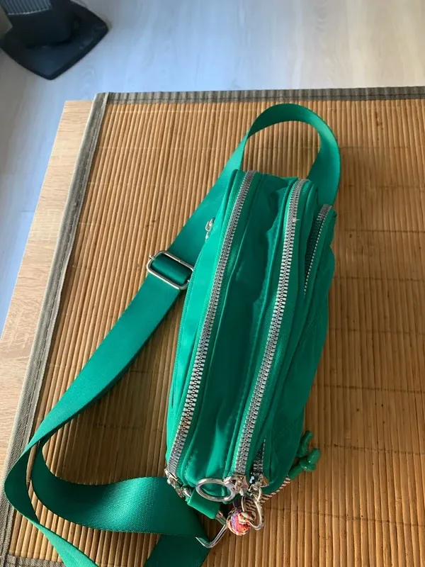 Bolso pequeño verde acolchado