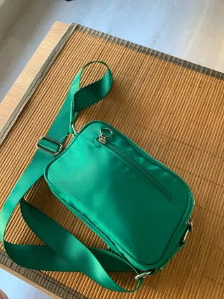 Bolso pequeño verde acolchado