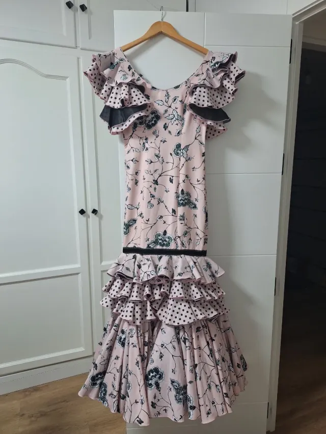 Traje de flamenca rosa y negro