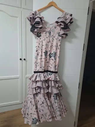 Traje de flamenca rosa y negro
