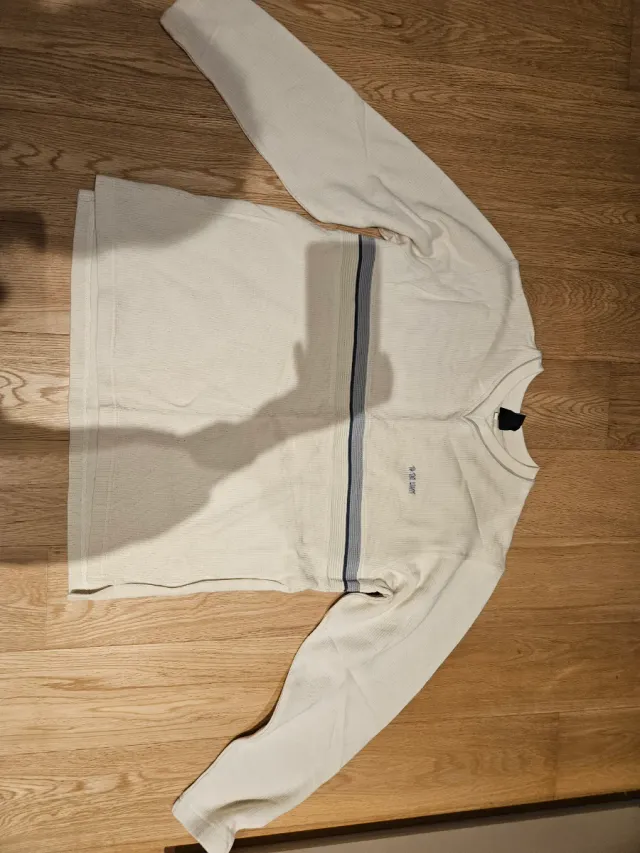 Jersey blanco cuello pico