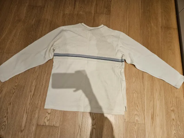 Jersey blanco cuello pico