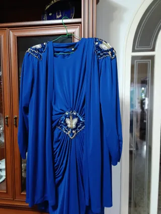 Vestido fiesta azul con detalles dorados