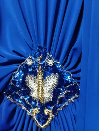 Vestido fiesta azul con detalles dorados