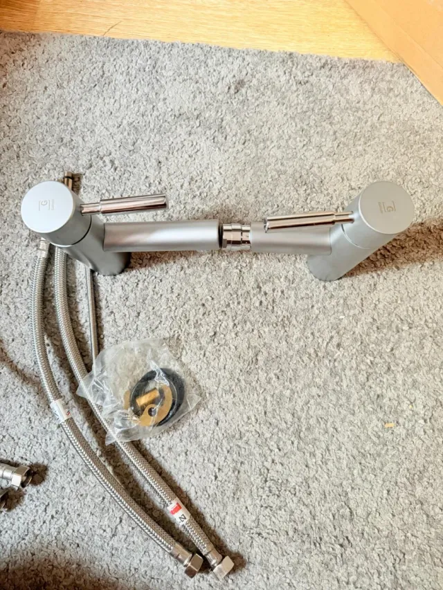 Grifo lavabo y bidé metal plateado