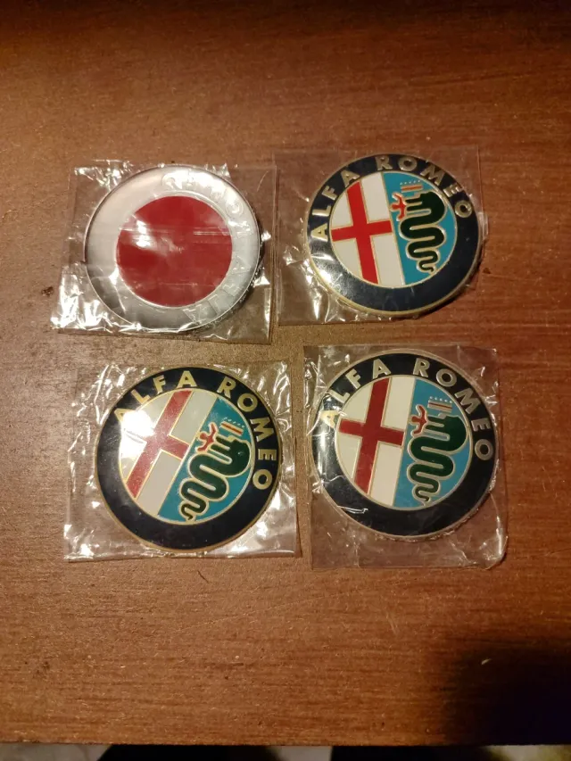 Escudos Alfa Romeo (Set de 2) 74 mm de diámetro.