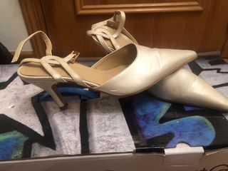 Zapatos de tacón beige/dorado talla 37