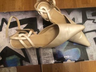 Zapatos de tacón beige/dorado talla 37