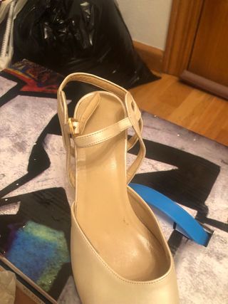 Zapatos de tacón beige/dorado talla 37