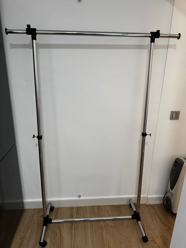 Perchero Metálico Ajustable con Ruedas