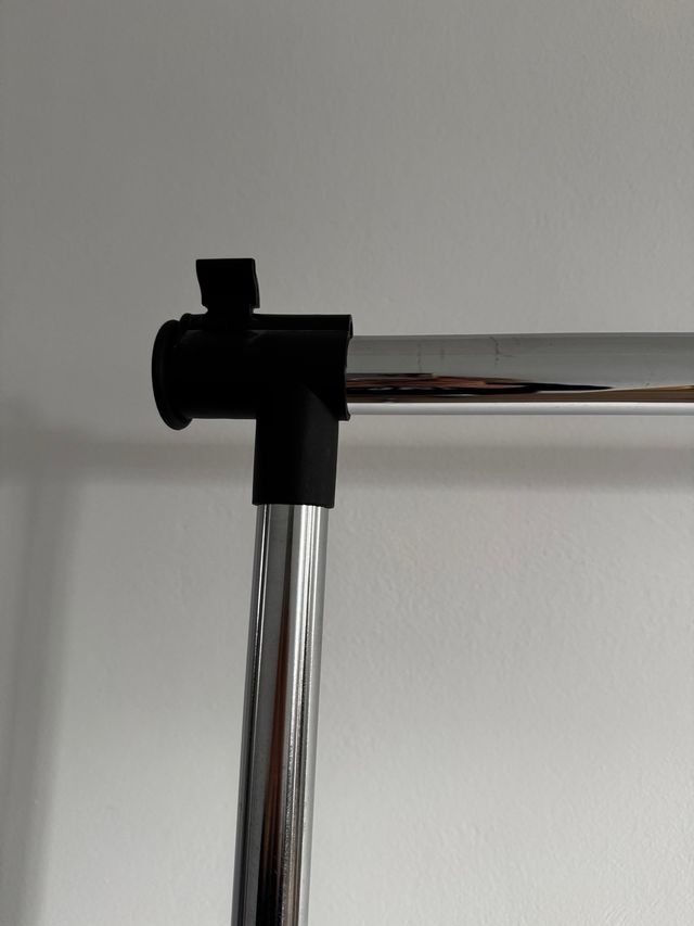 Perchero Metálico Ajustable con Ruedas