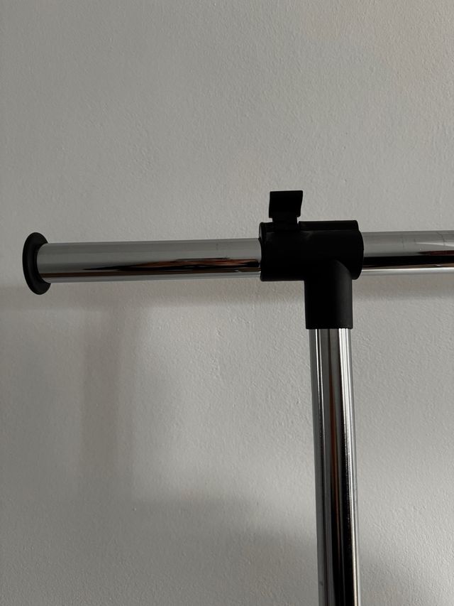 Perchero Metálico Ajustable con Ruedas