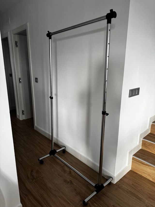 Perchero Metálico Ajustable con Ruedas