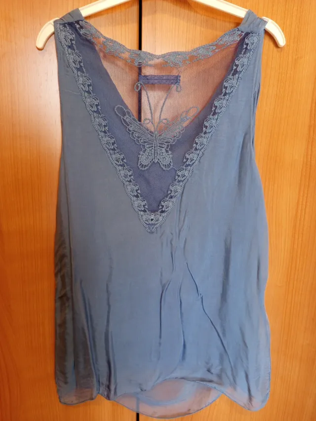 Top azul con encaje de mariposa