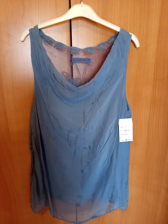 Top azul con encaje de mariposa