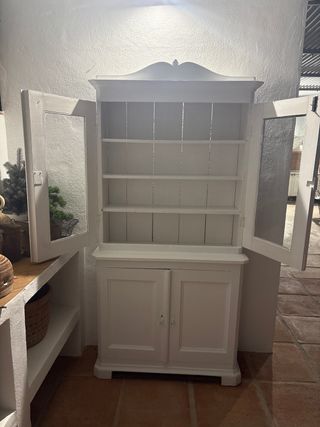 Mueble blanco antiguo con puertas de cristal