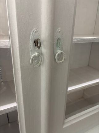 Mueble blanco antiguo con puertas de cristal