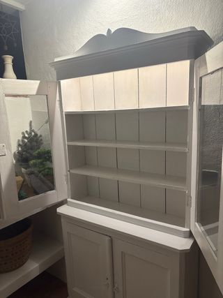 Mueble blanco antiguo con puertas de cristal