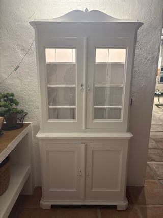 Mueble blanco antiguo con puertas de cristal