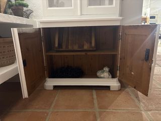 Mueble blanco antiguo con puertas de cristal