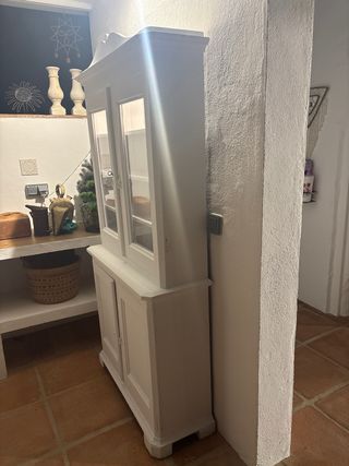 Mueble blanco antiguo con puertas de cristal