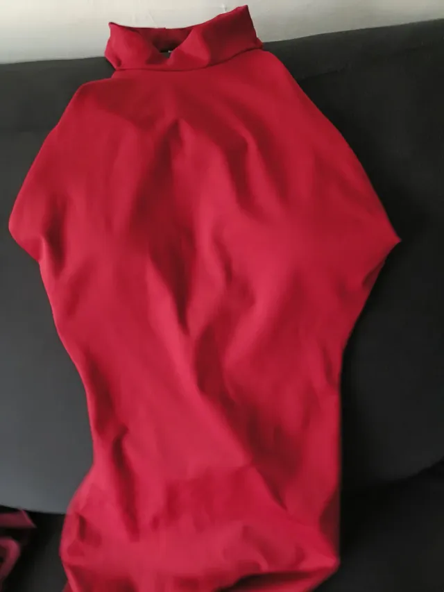 Mono burdeos cuello alto