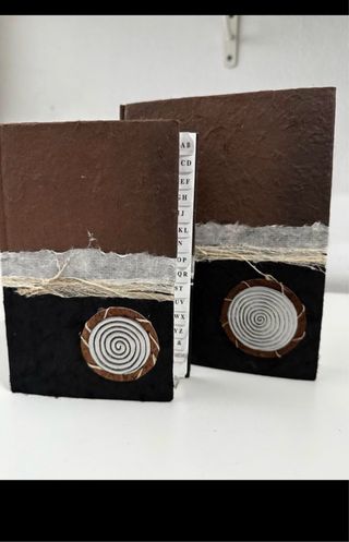 Lote agenda y libreta papel reciclado. 8€