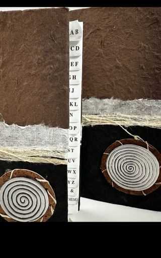 Lote agenda y libreta papel reciclado. 8€