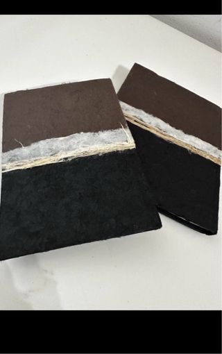 Lote agenda y libreta papel reciclado. 8€